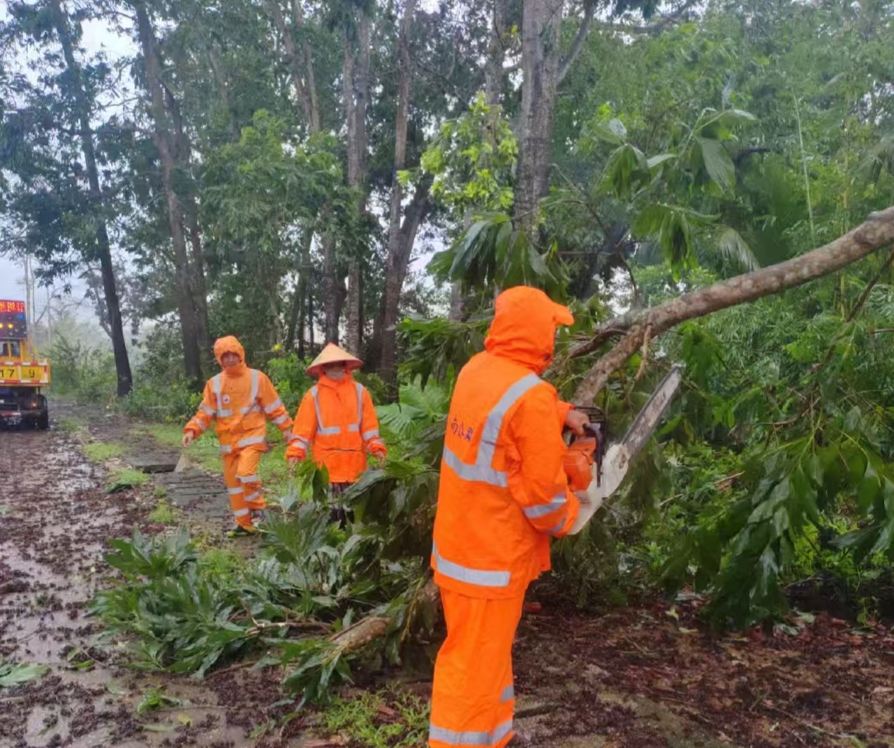 全力以赴当好铺路石，，，，众志成城保通保畅——高速养护人在风雨中的坚守与继续
